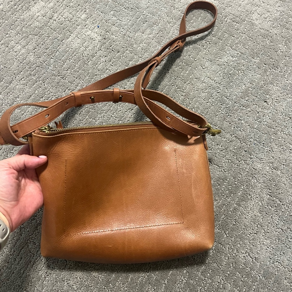 Madewell The Transport Shoulder Crossbody Bag in English Saddle - Picture 4 of 4